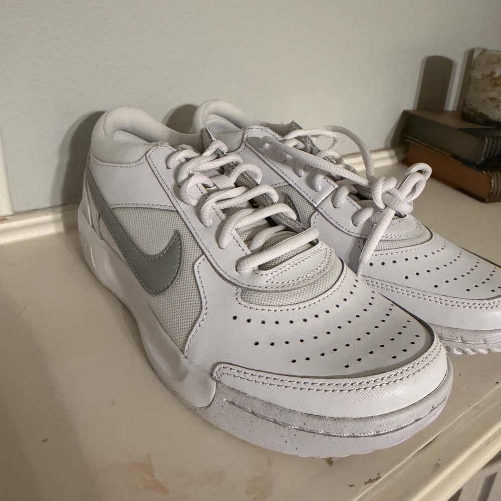 Nike White Low-Top Sneakers with Gray Swoosh COURT ZOOM 3